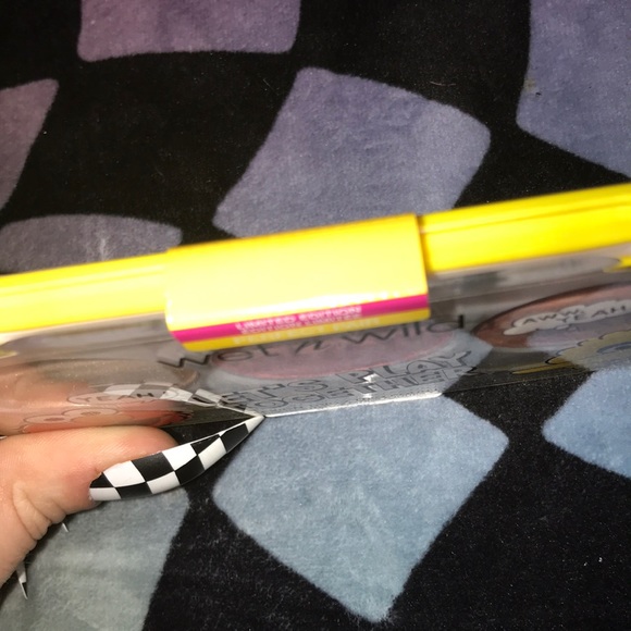 ✨🆕Wet N Wild X Sesame Street Collection “Perfect Pair” Blush & Highlighter Trio - Picture 5 of 12